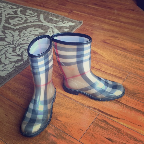 Short Burberry rain boots. - Picture 1 of 1